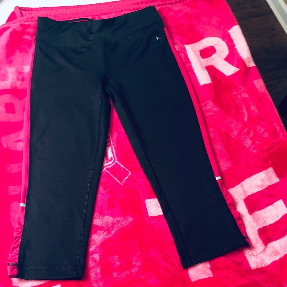 Danskin Now Fitted Capri Leggings